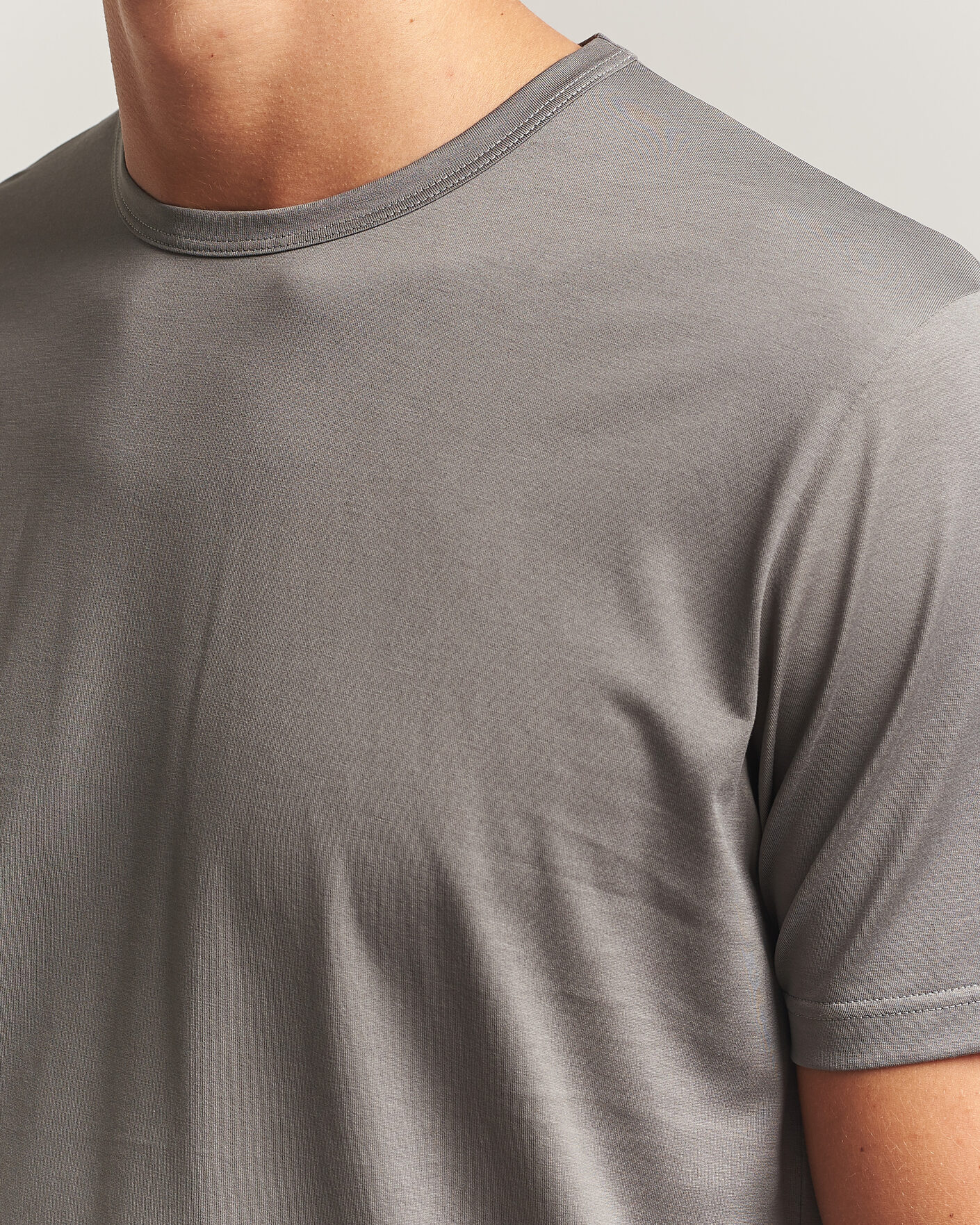 Hombres | Camisetas | Sunspel | Crew Neck Q82 Cotton T-Shirt Smoke Grey