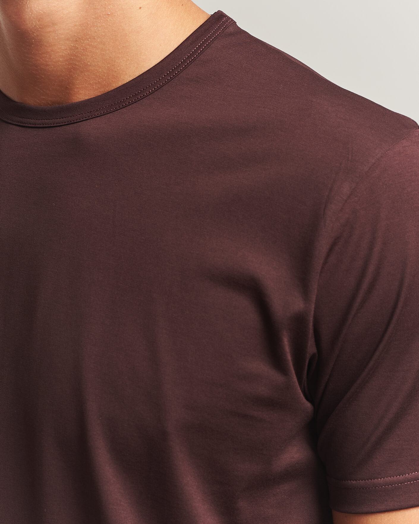 Hombres | Camisetas | Sunspel | Crew Neck Q82 Cotton T-Shirt Dark Brown