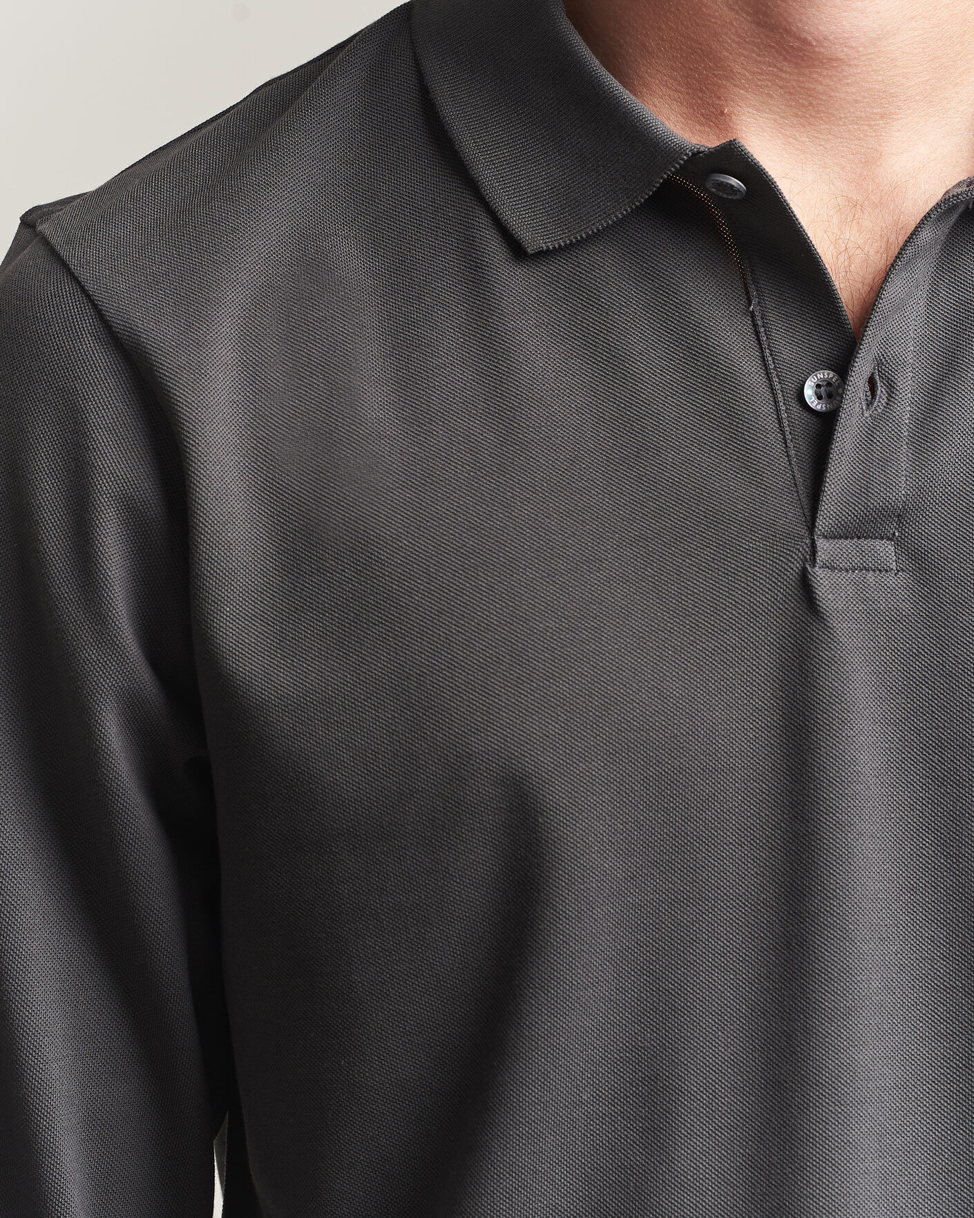 Hombres | Polos | Sunspel | Supima Cotton Long Sleeve Pique Polo Anthracite