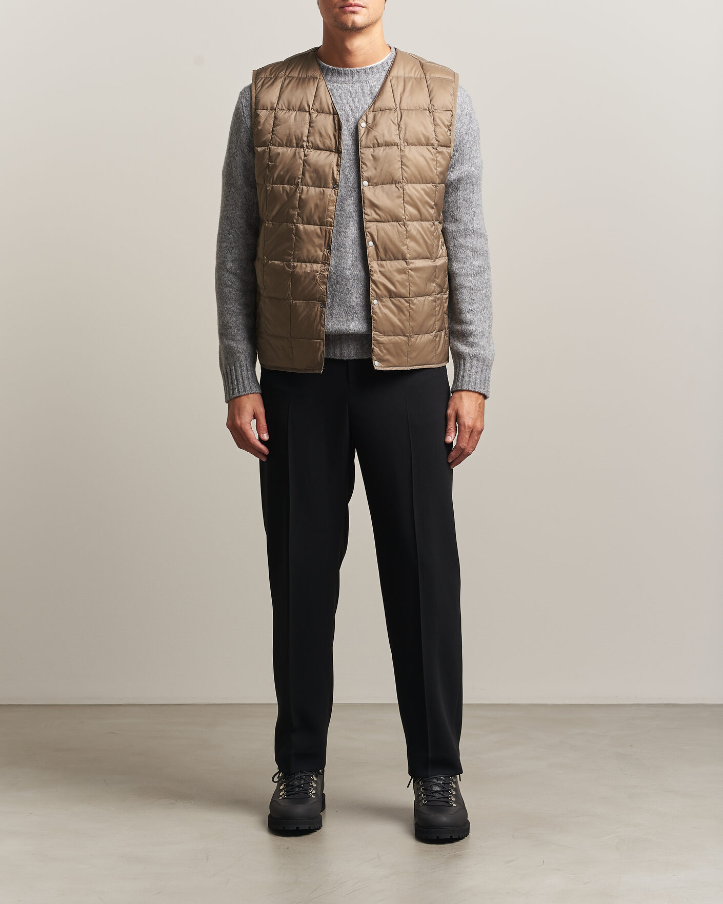 Hombres | Chalecos | TAION | V-Neck Lightweight Down Vest Khaki
