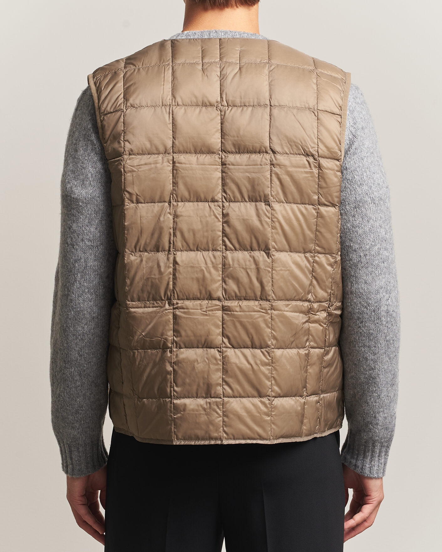 Hombres | Chalecos | TAION | V-Neck Lightweight Down Vest Khaki