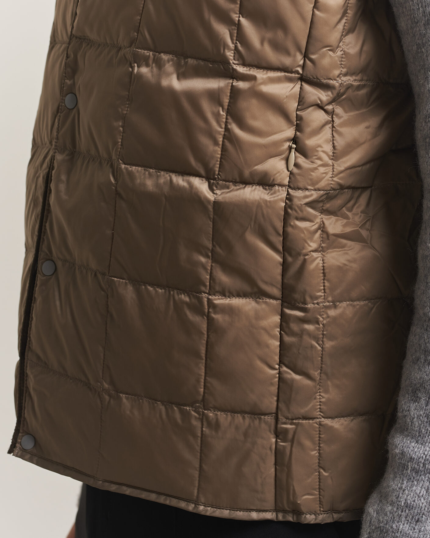Hombres | Chalecos | TAION | V-Neck Lightweight Down Vest Khaki