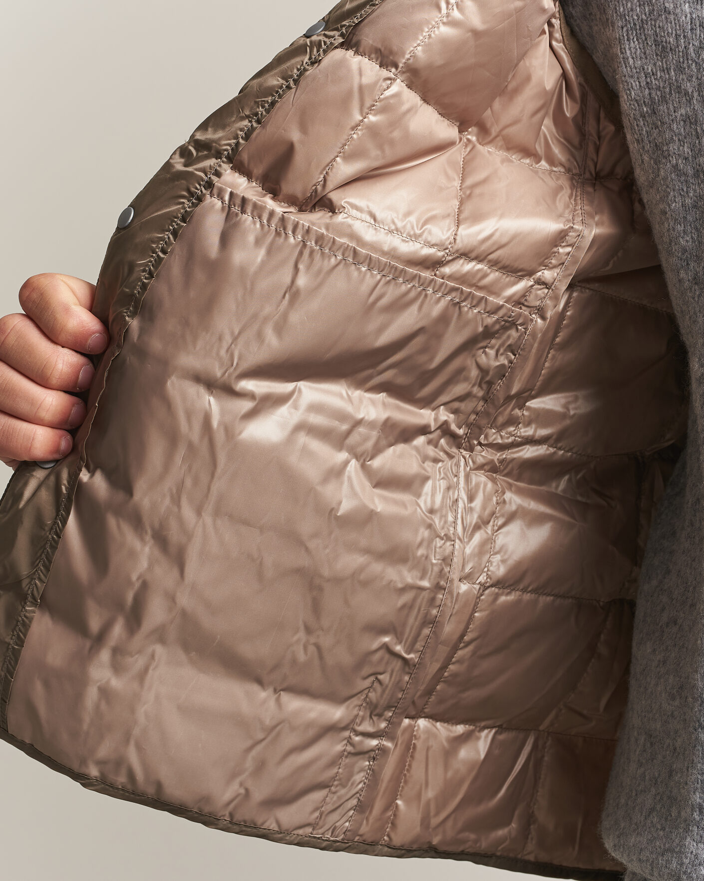 Hombres | Chalecos | TAION | V-Neck Lightweight Down Vest Khaki