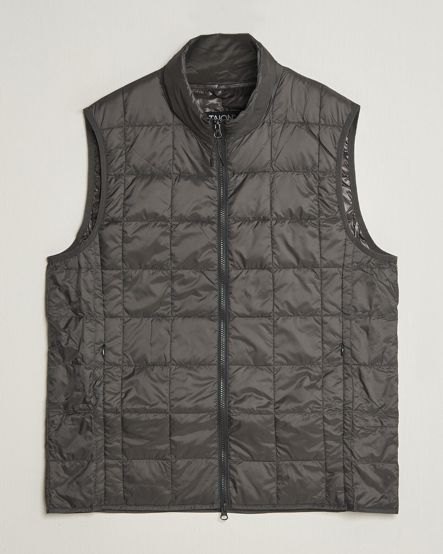 Hombres | Chalecos | TAION | High Neck Full Zip Lightweight Down Vest Dark Grey