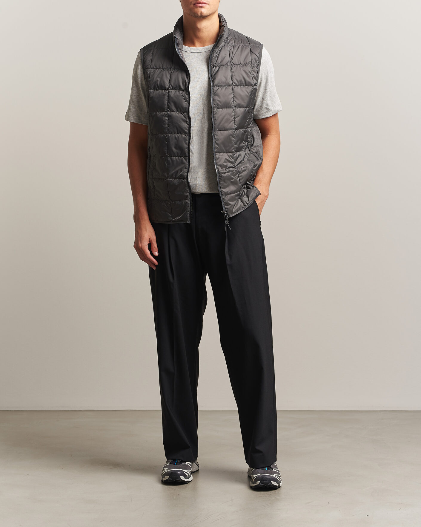 Hombres | Chalecos | TAION | High Neck Full Zip Lightweight Down Vest Dark Grey