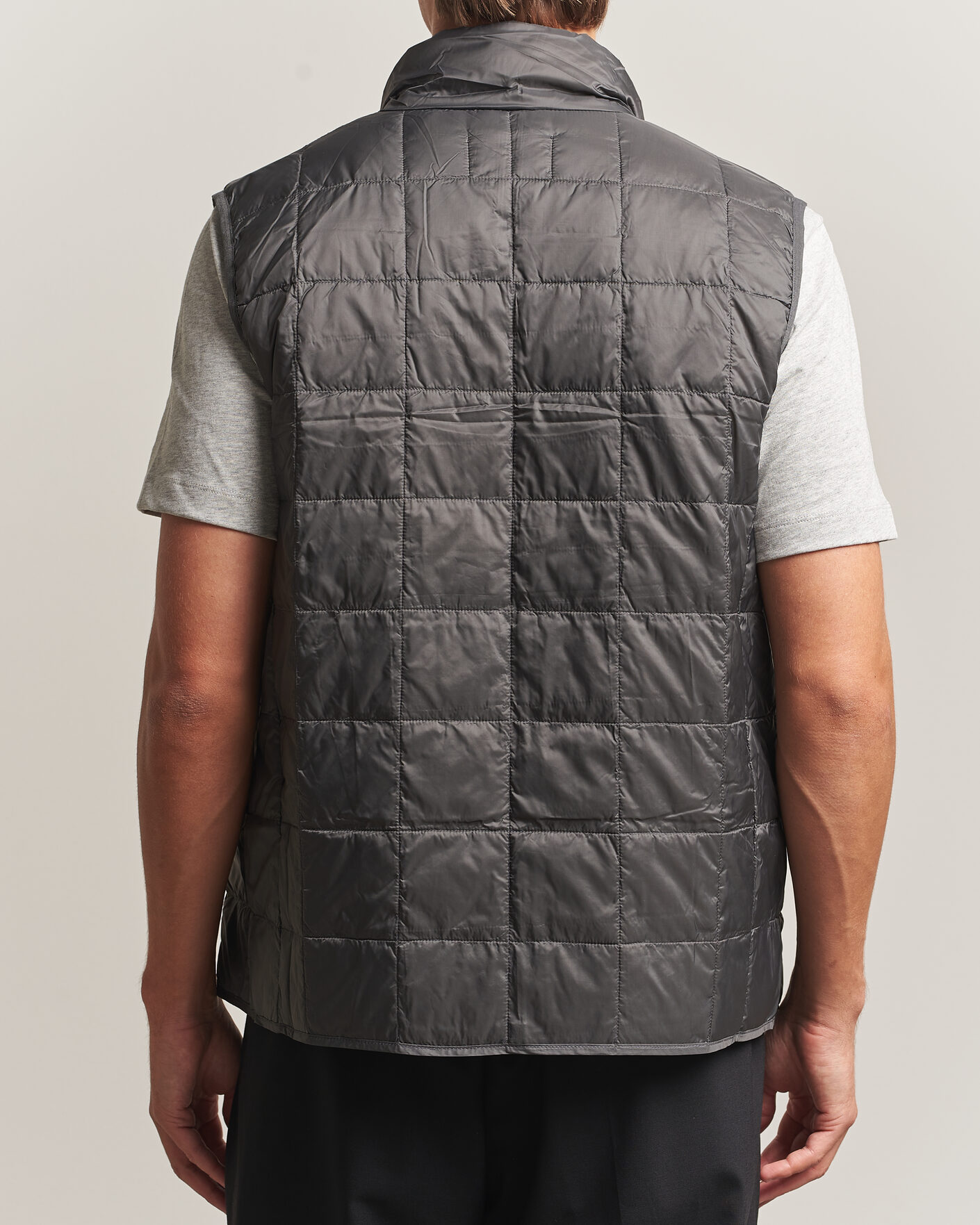 Hombres | Chalecos | TAION | High Neck Full Zip Lightweight Down Vest Dark Grey