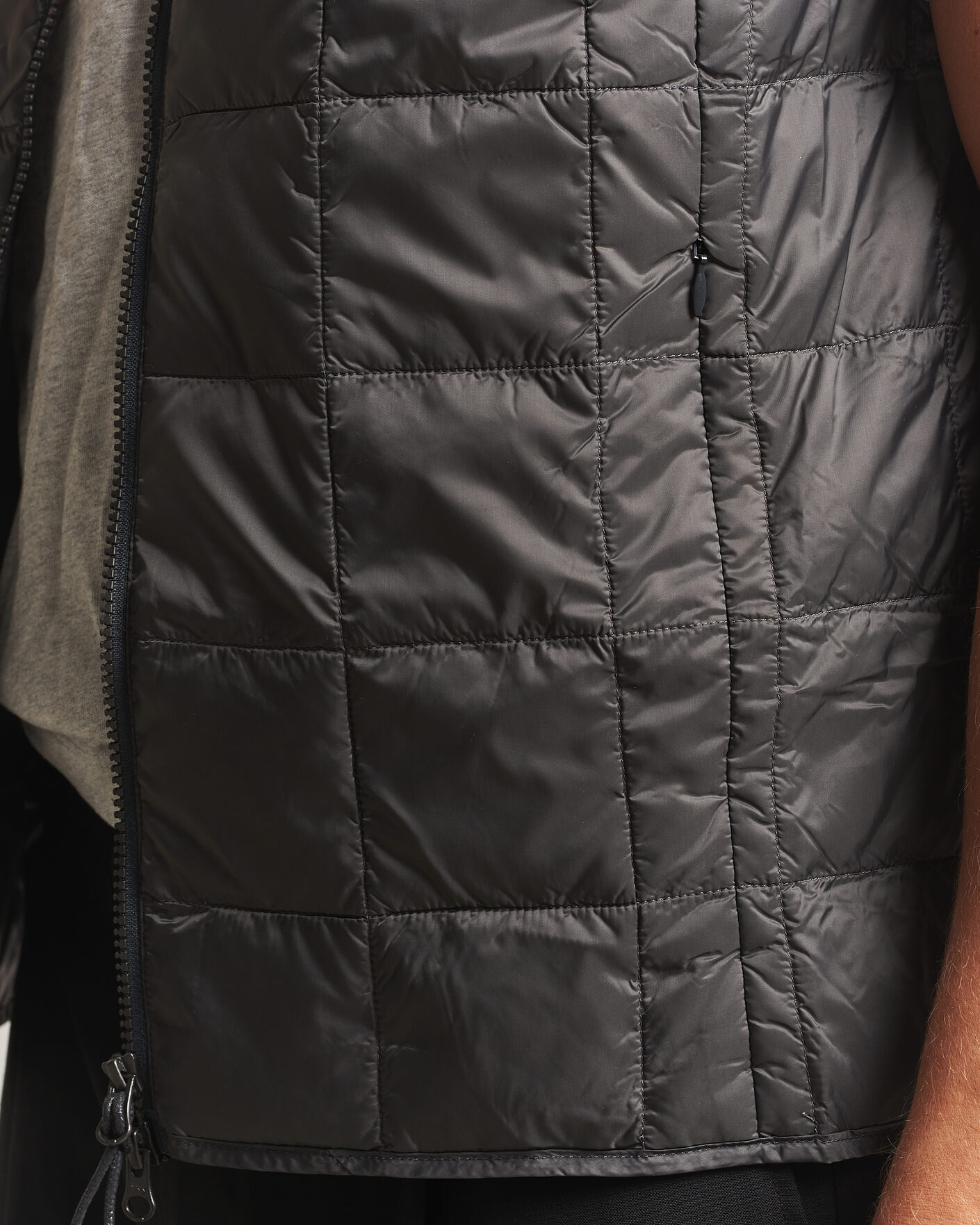 Hombres | Chalecos | TAION | High Neck Full Zip Lightweight Down Vest Dark Grey