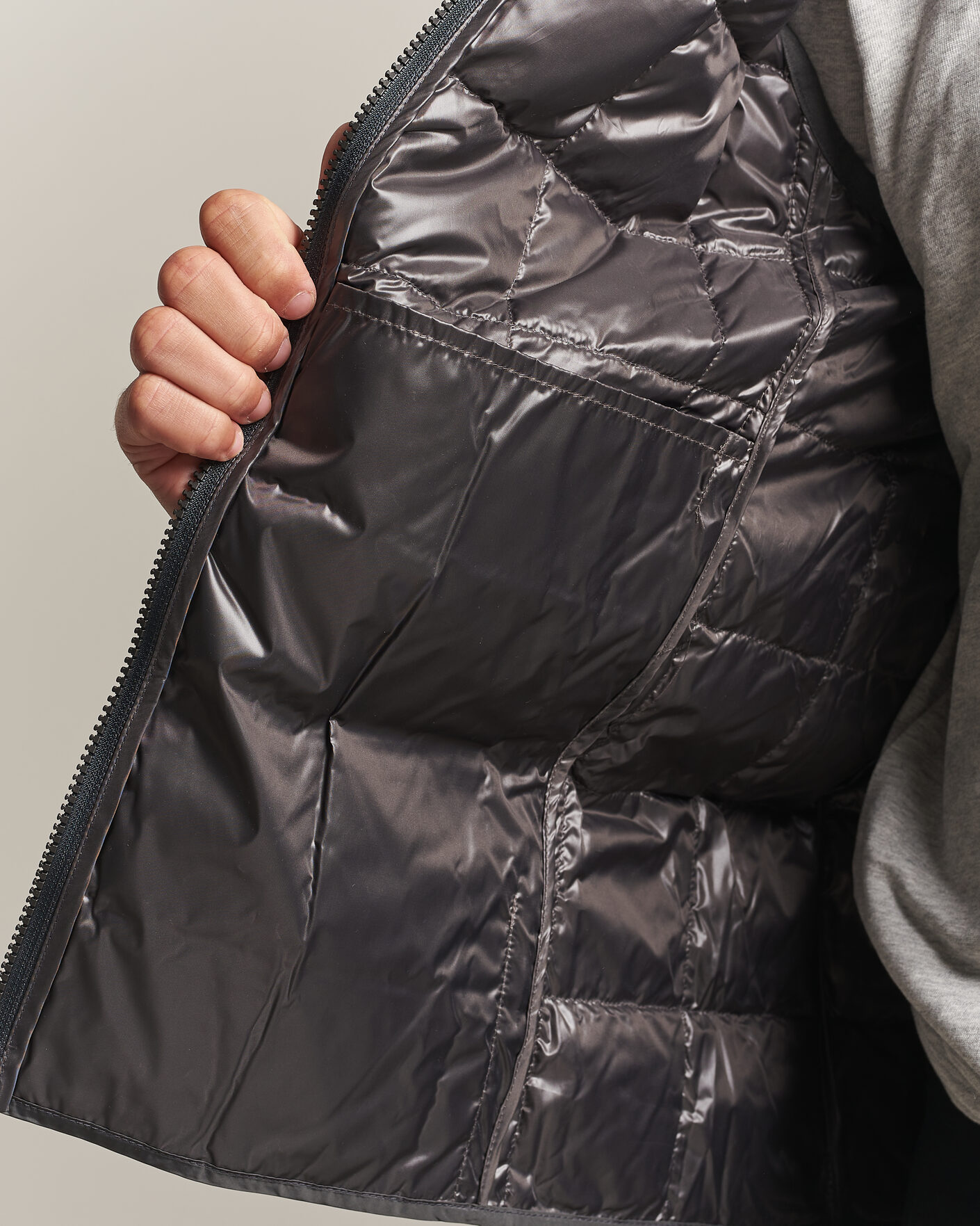 Hombres | Chalecos | TAION | High Neck Full Zip Lightweight Down Vest Dark Grey