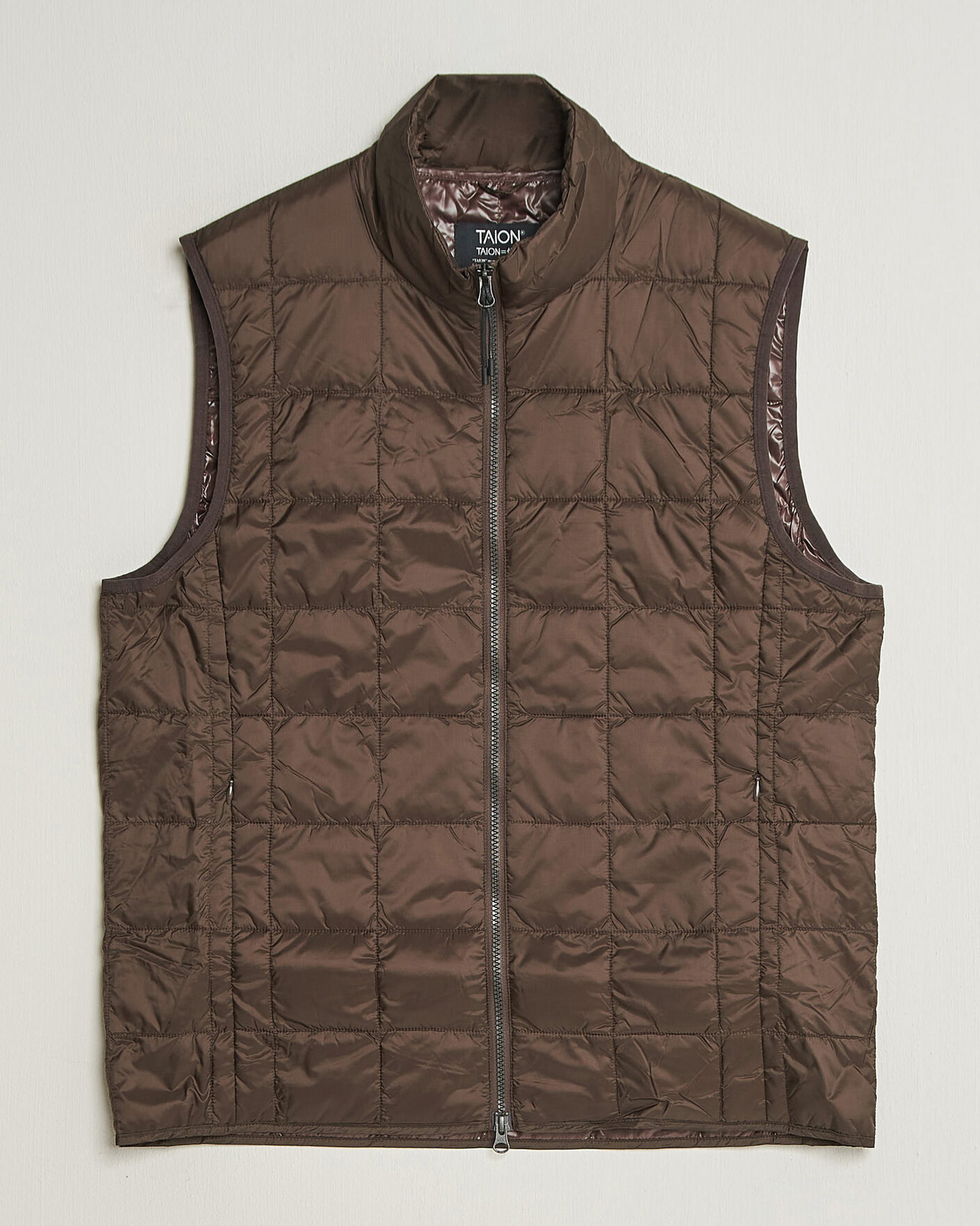 Hombres | Chalecos | TAION | High Neck Full Zip Lightweight Down Vest Dark Choco