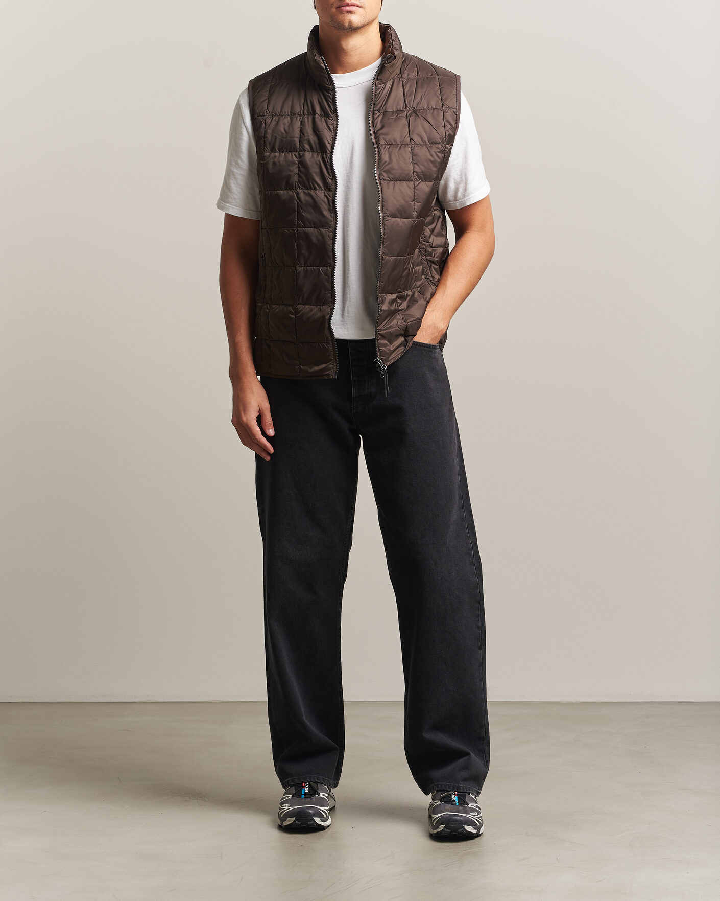 Hombres | Chalecos | TAION | High Neck Full Zip Lightweight Down Vest Dark Choco