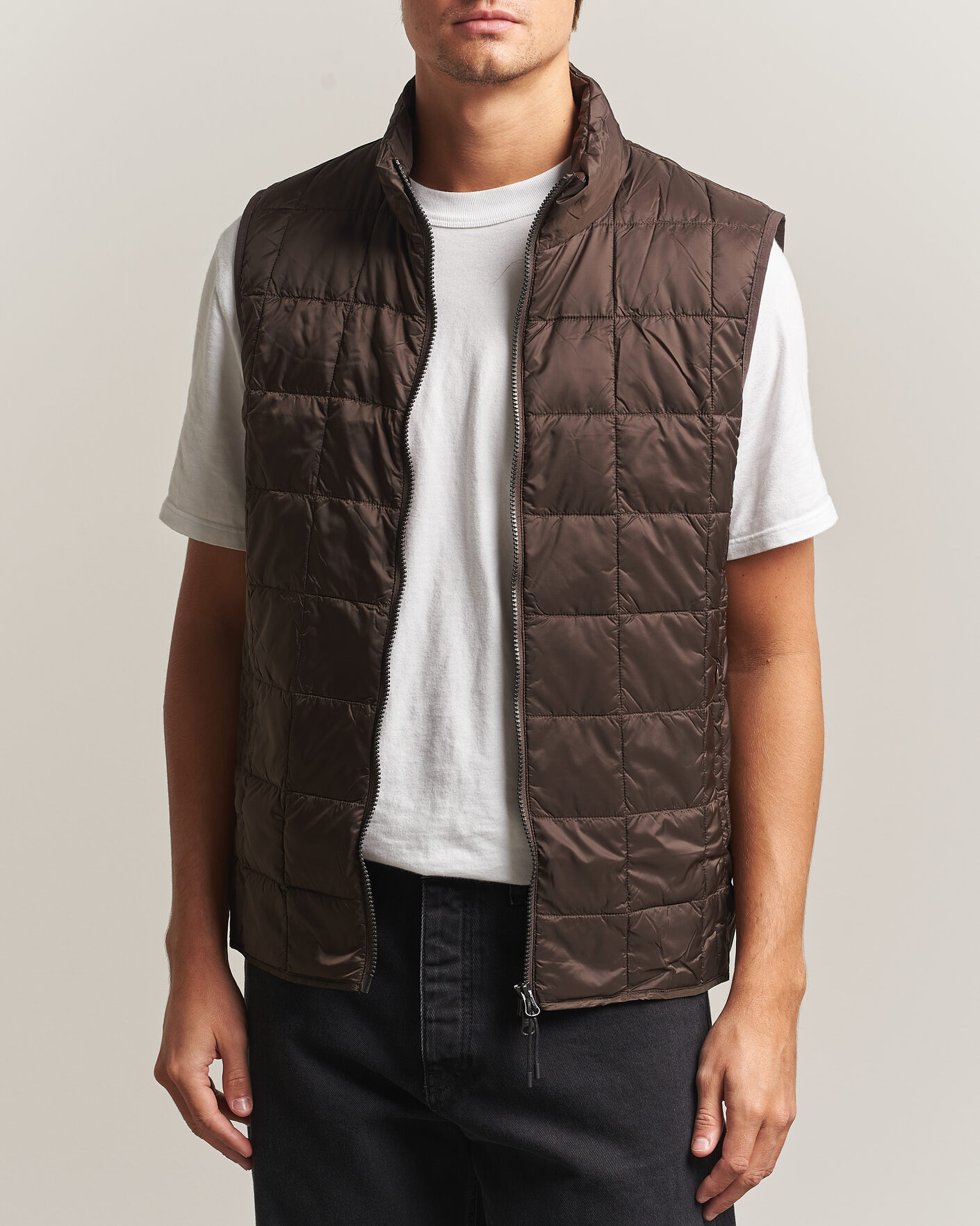 Hombres | Chalecos | TAION | High Neck Full Zip Lightweight Down Vest Dark Choco