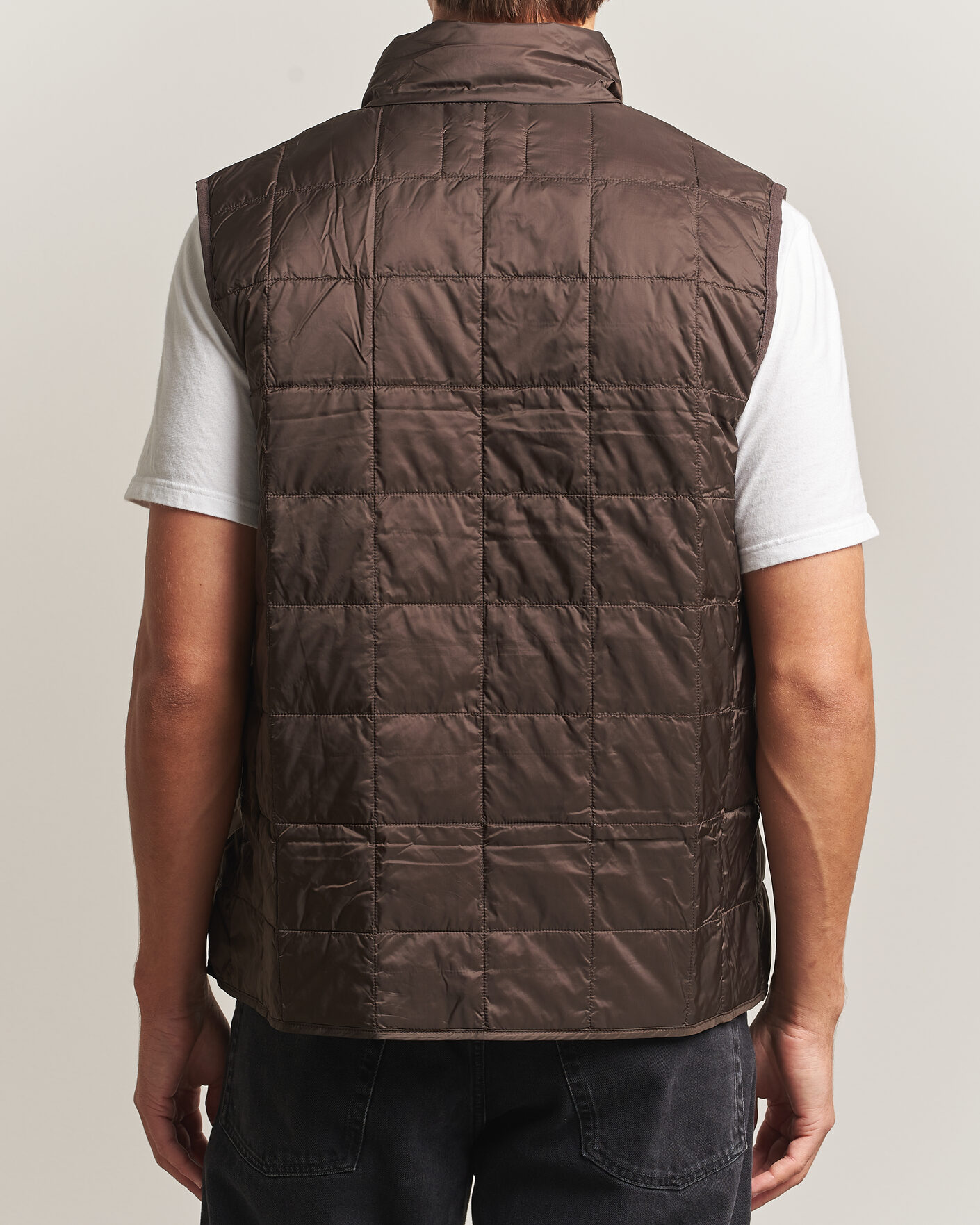 Hombres | Chalecos | TAION | High Neck Full Zip Lightweight Down Vest Dark Choco