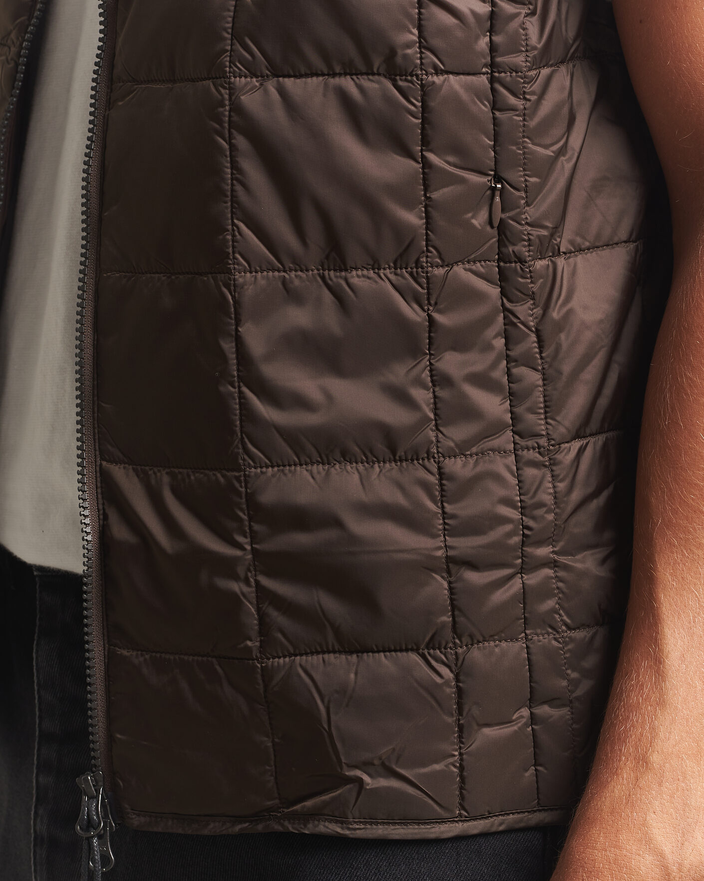 Hombres | Chalecos | TAION | High Neck Full Zip Lightweight Down Vest Dark Choco