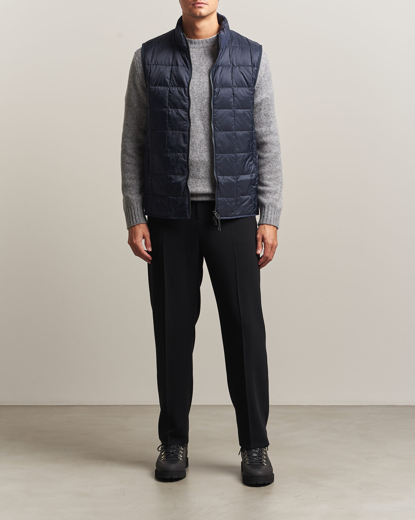 Hombres | Chalecos | TAION | High Neck Full Zip Lightweight Down Vest Dark Navy