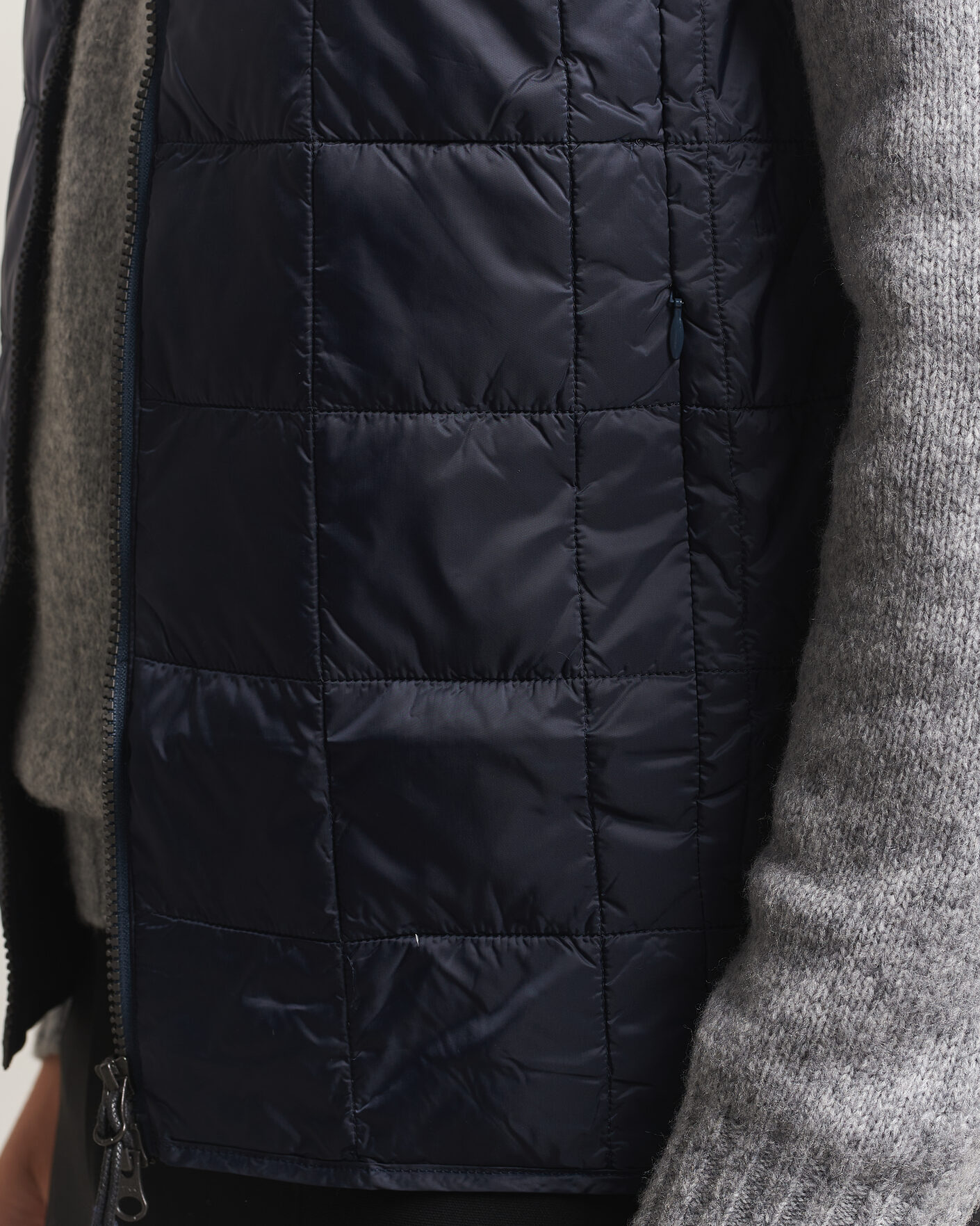 Hombres | Chalecos | TAION | High Neck Full Zip Lightweight Down Vest Dark Navy