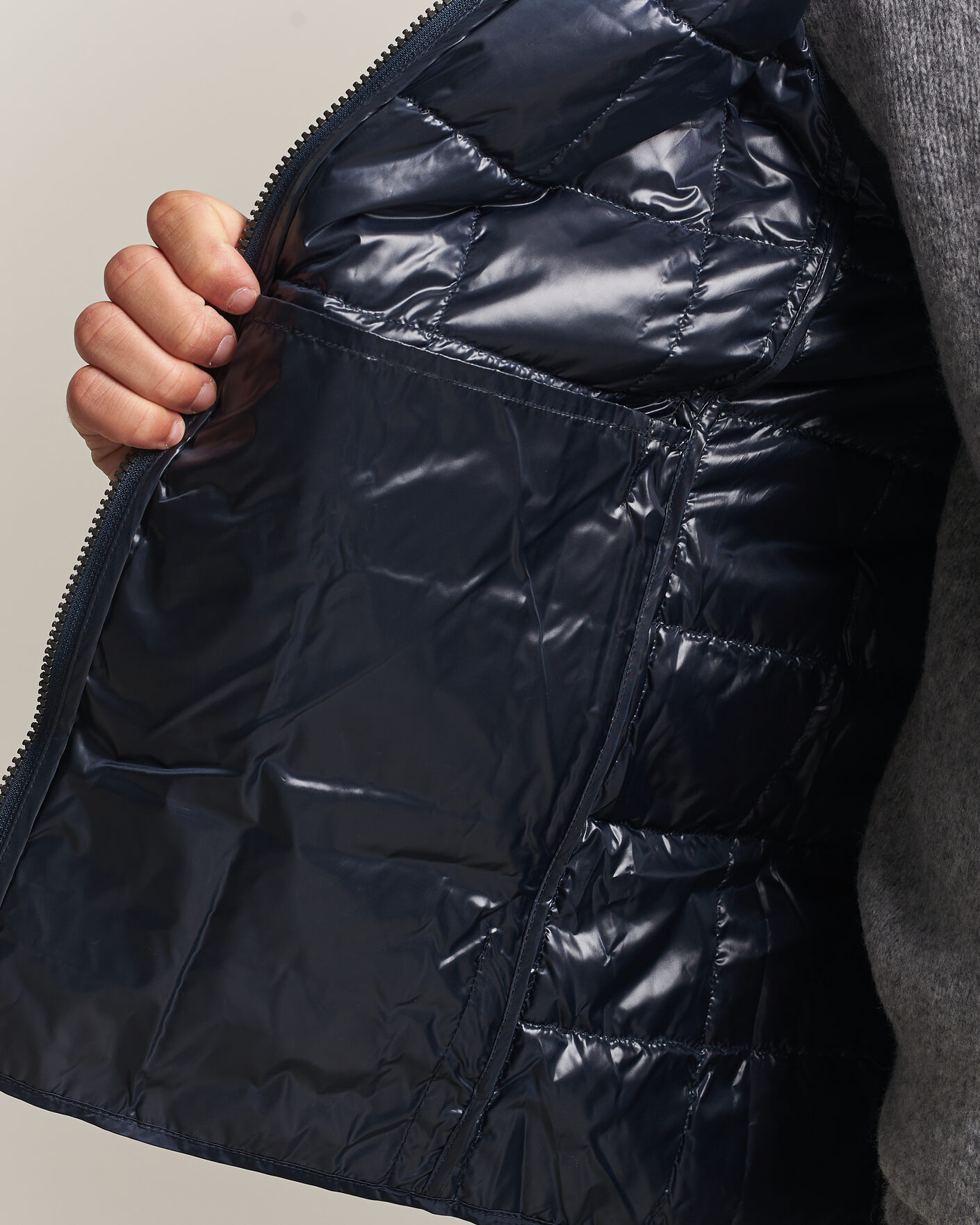 Hombres | Chalecos | TAION | High Neck Full Zip Lightweight Down Vest Dark Navy