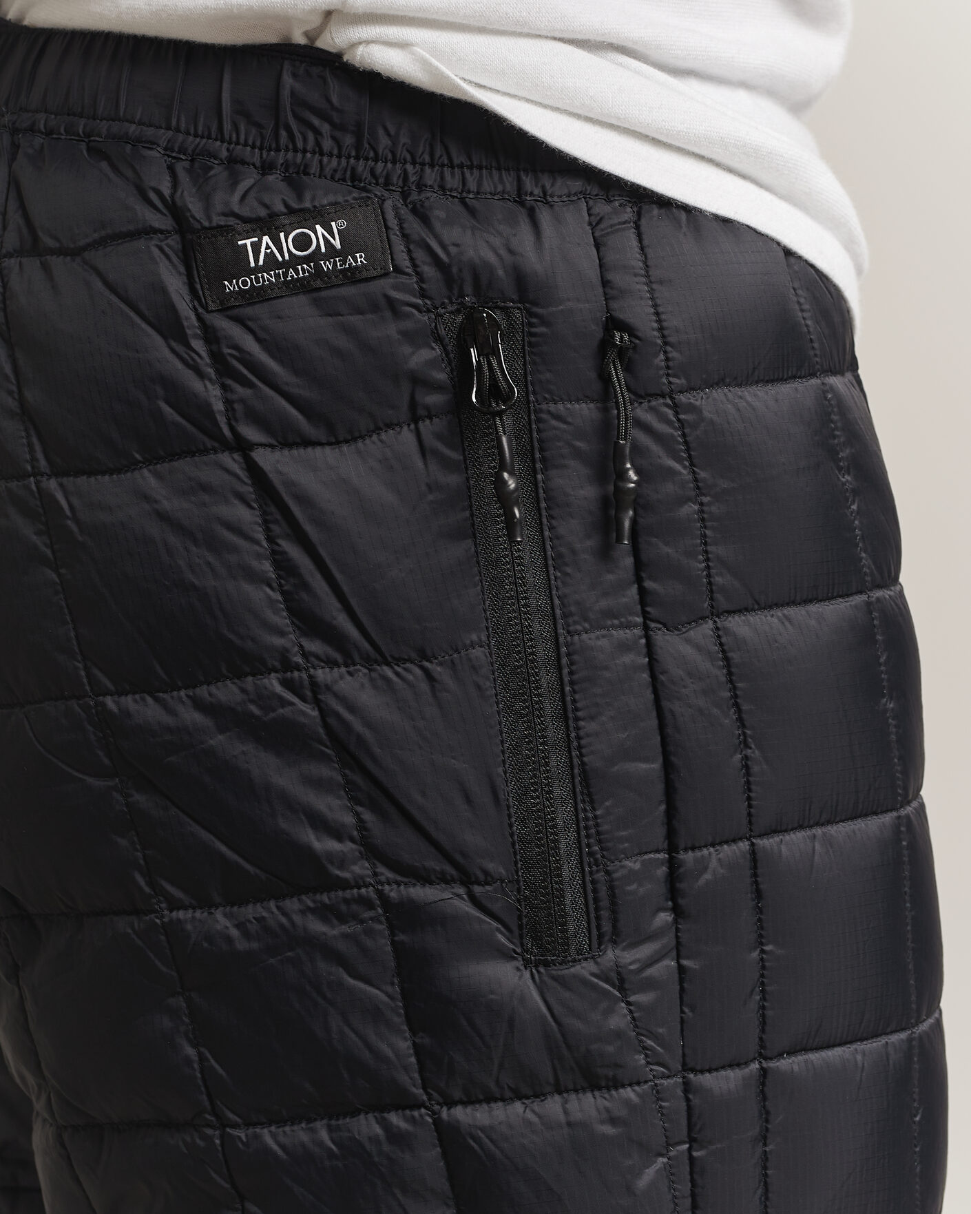 Hombres | Pantalones | TAION | Mountain Down Pants Black