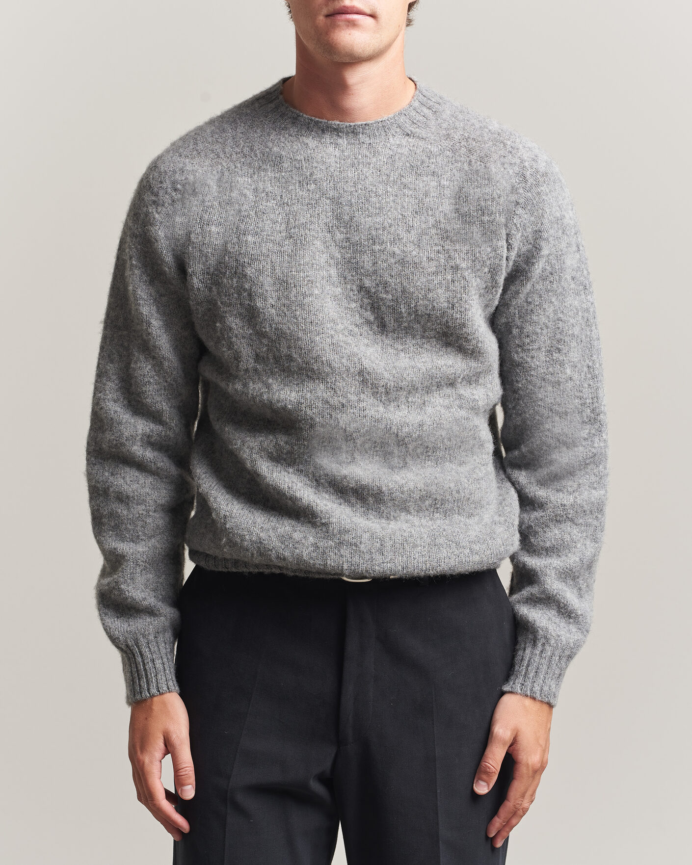 Hombres | Jerséis y prendas de punto | Harley Of Scotland | Brushed Supersoft Lambswool Crewneck Mid Grey