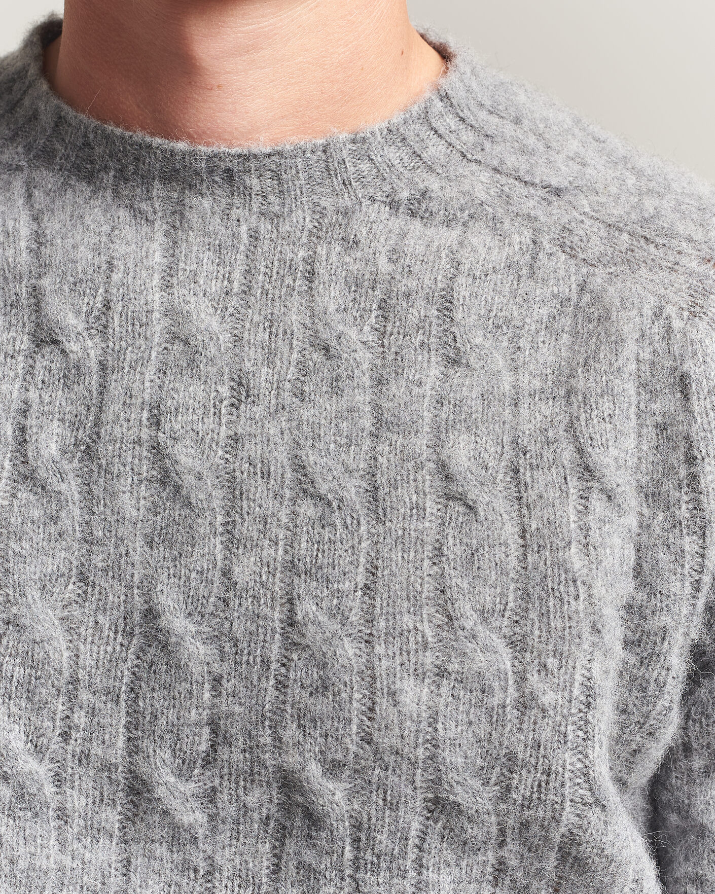Hombres | Jerséis y prendas de punto | Harley Of Scotland | Brushed Supersoft Lambswool Cable Mid Grey