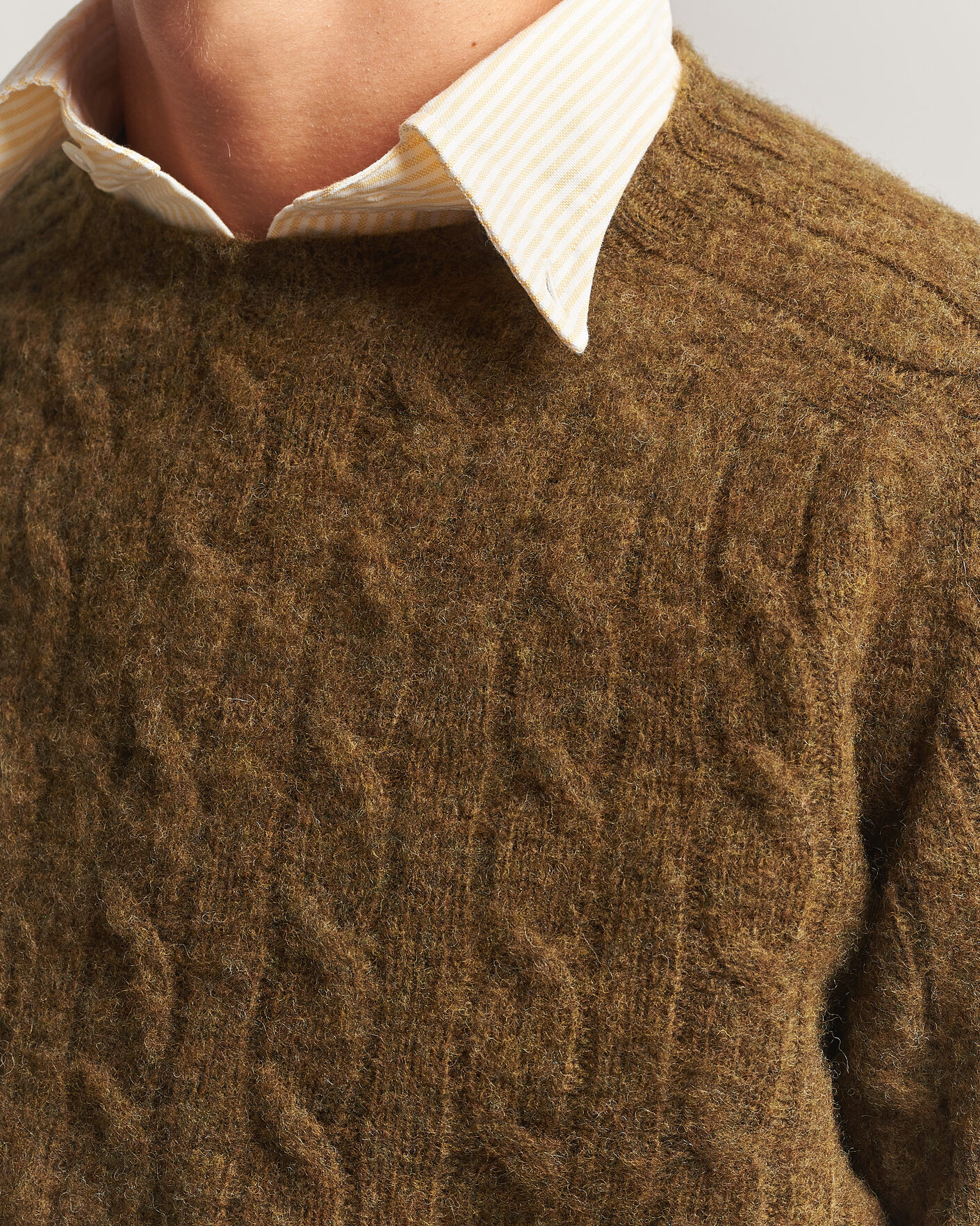 Hombres | Jerséis y prendas de punto | Drake's | Brushed Shetland Cable Crew Moorland Olive