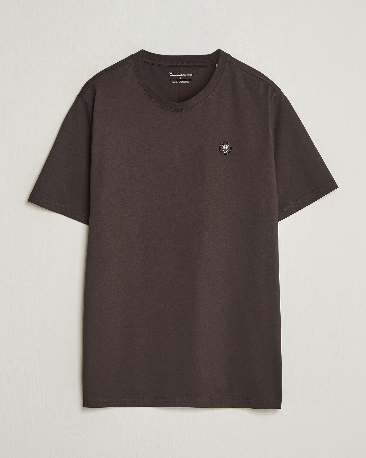 Hombres | Camisetas | KnowledgeCotton Apparel | Loke Badge T-Shirt Chocolate Torte