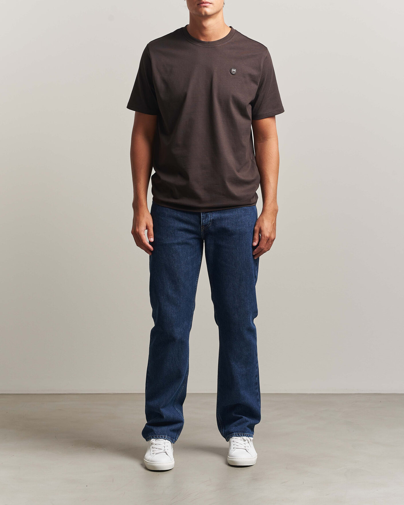 Hombres | Camisetas | KnowledgeCotton Apparel | Loke Badge T-Shirt Chocolate Torte