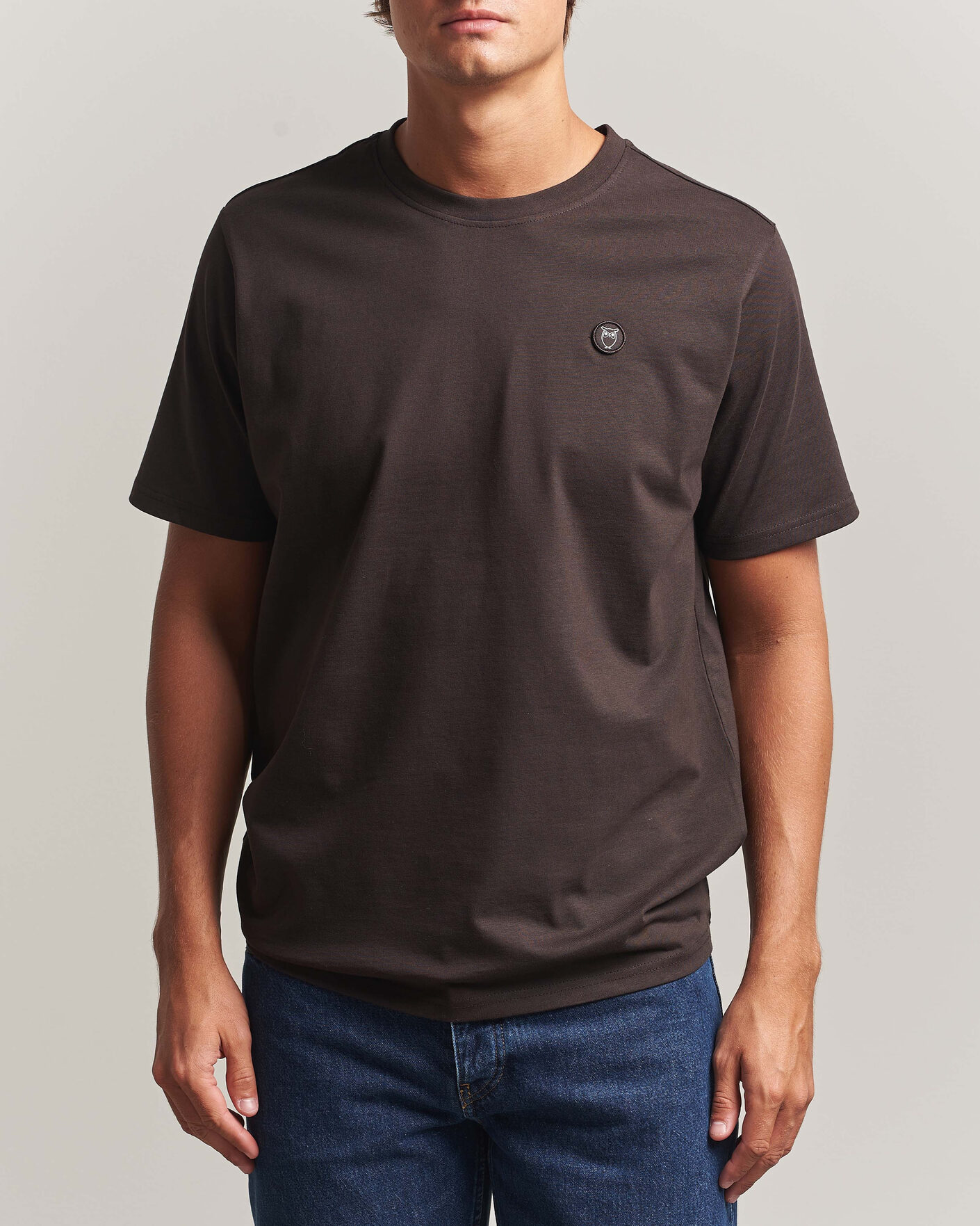 Hombres | Camisetas | KnowledgeCotton Apparel | Loke Badge T-Shirt Chocolate Torte