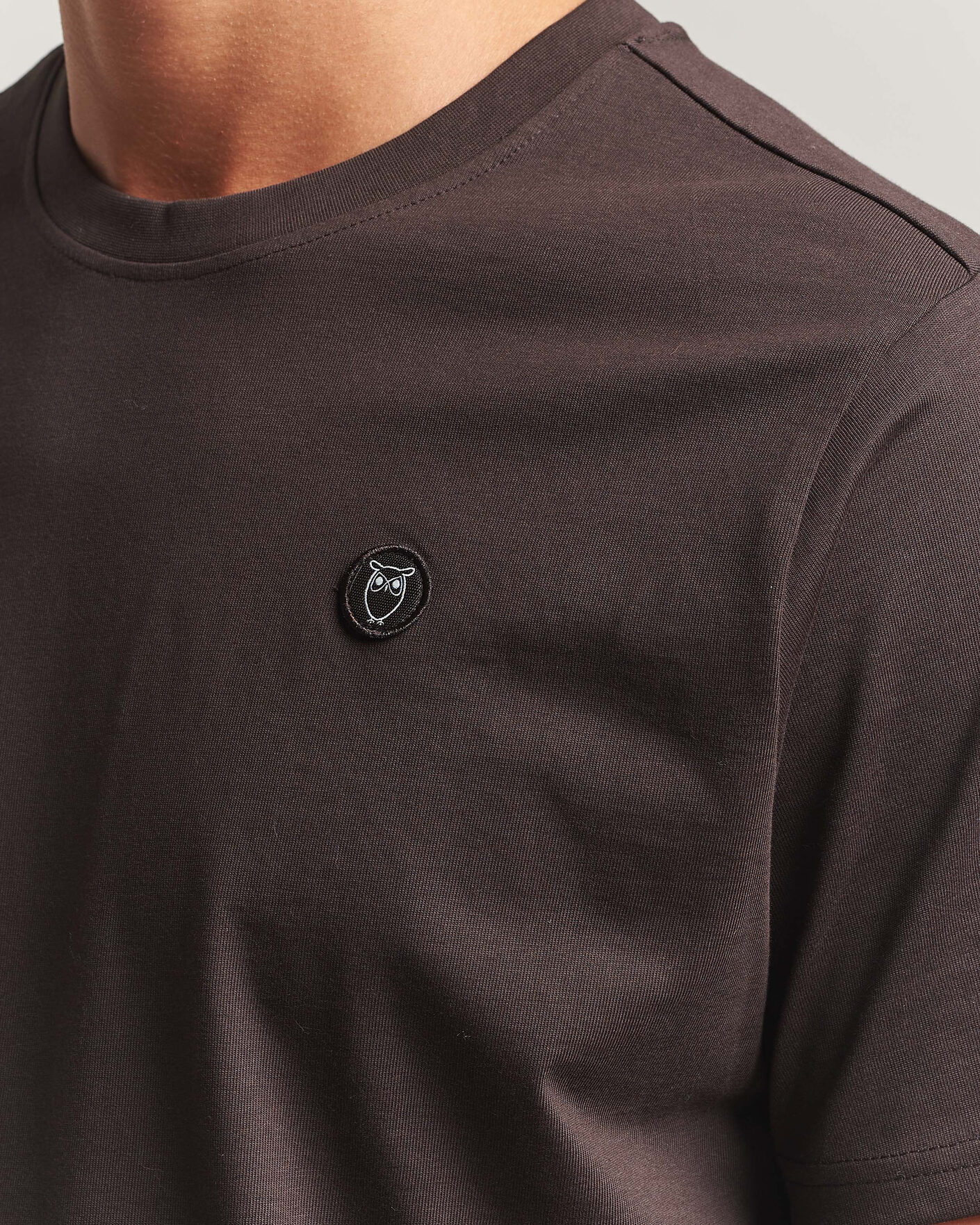Hombres | Camisetas | KnowledgeCotton Apparel | Loke Badge T-Shirt Chocolate Torte