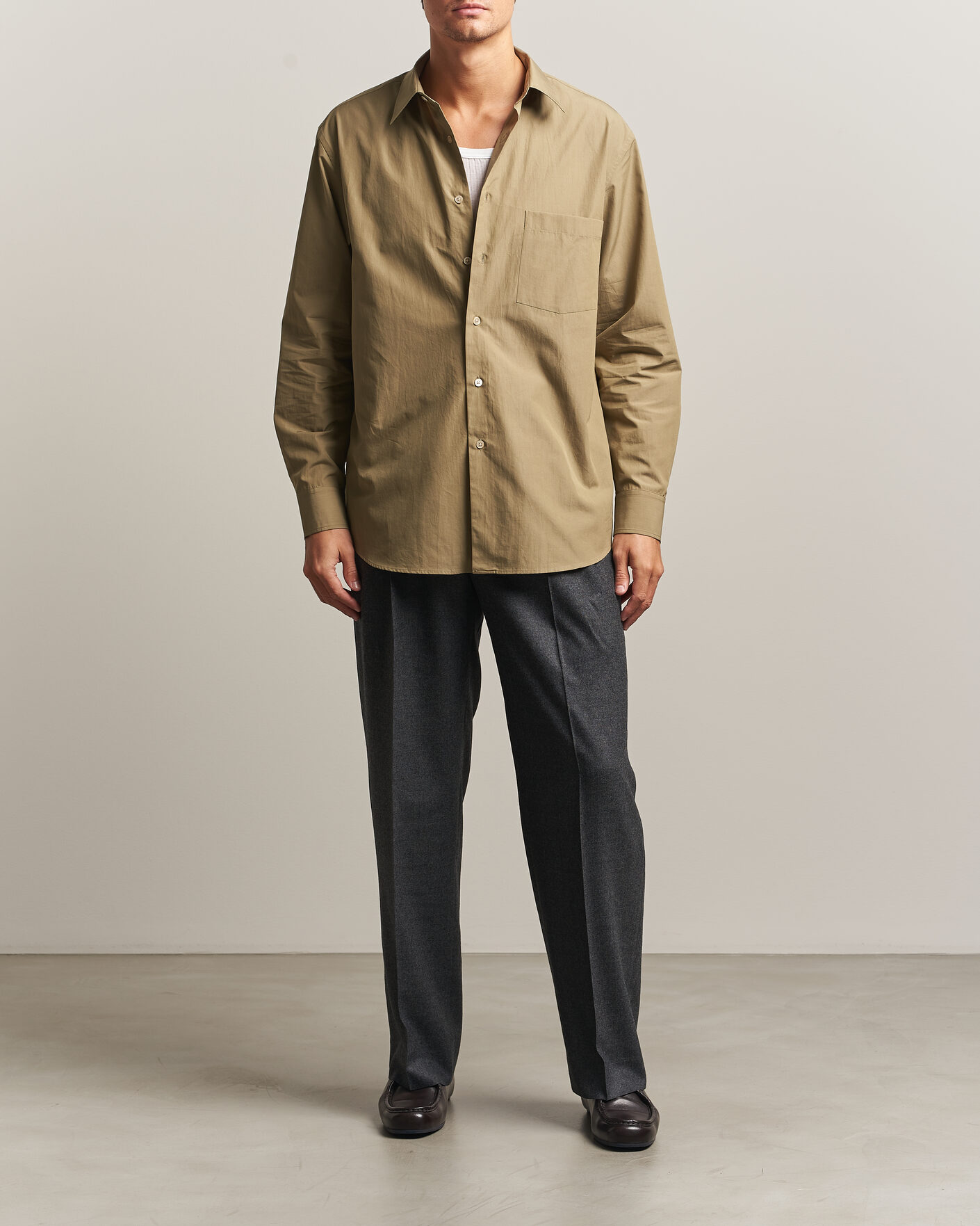Hombres | Camisas | Auralee | Finx Light Weather Chambray Shirt Olive Brown