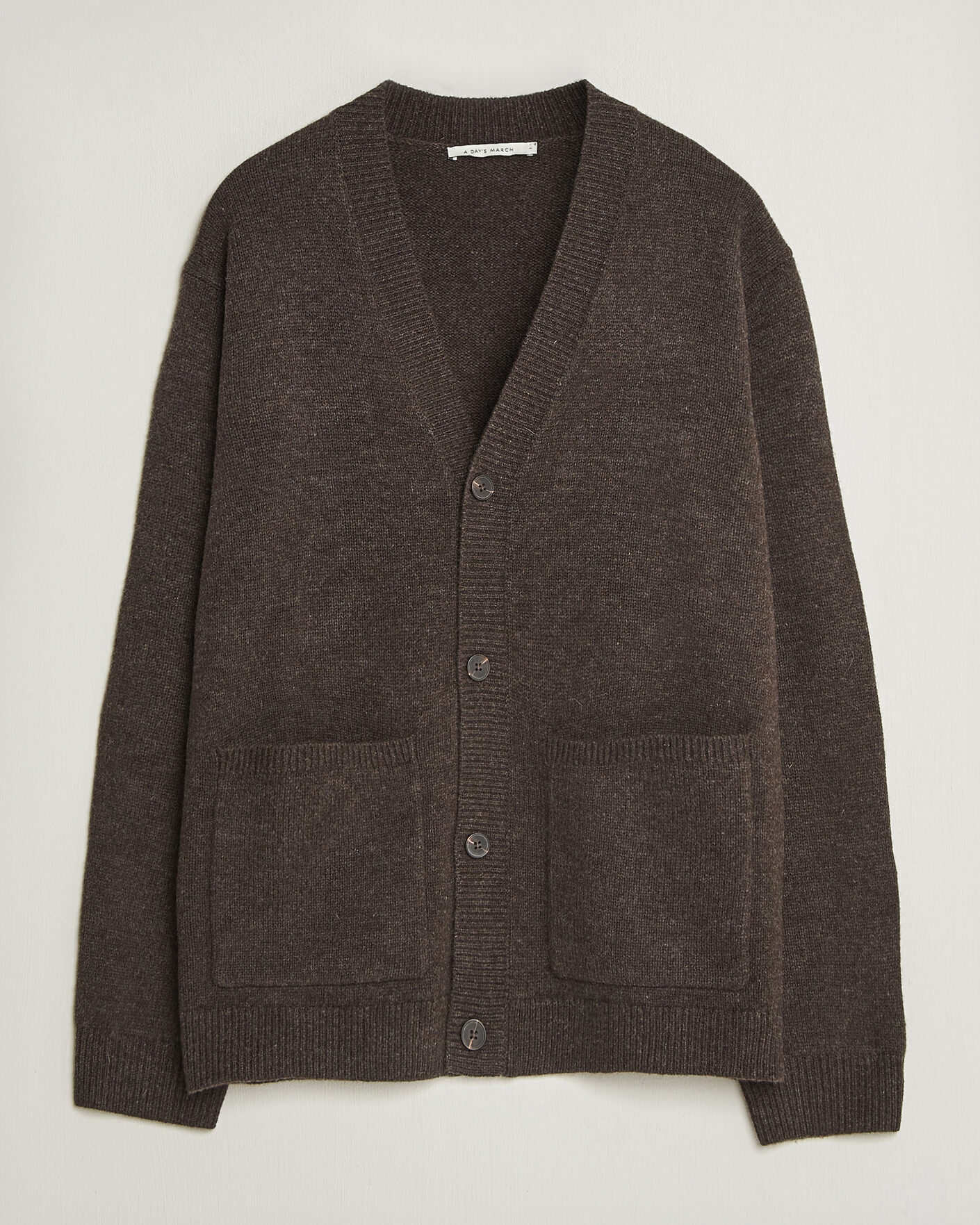 Hombres | Jerséis y prendas de punto | A Day's March | Jarrow Lambswool Cardigan Dark Brown