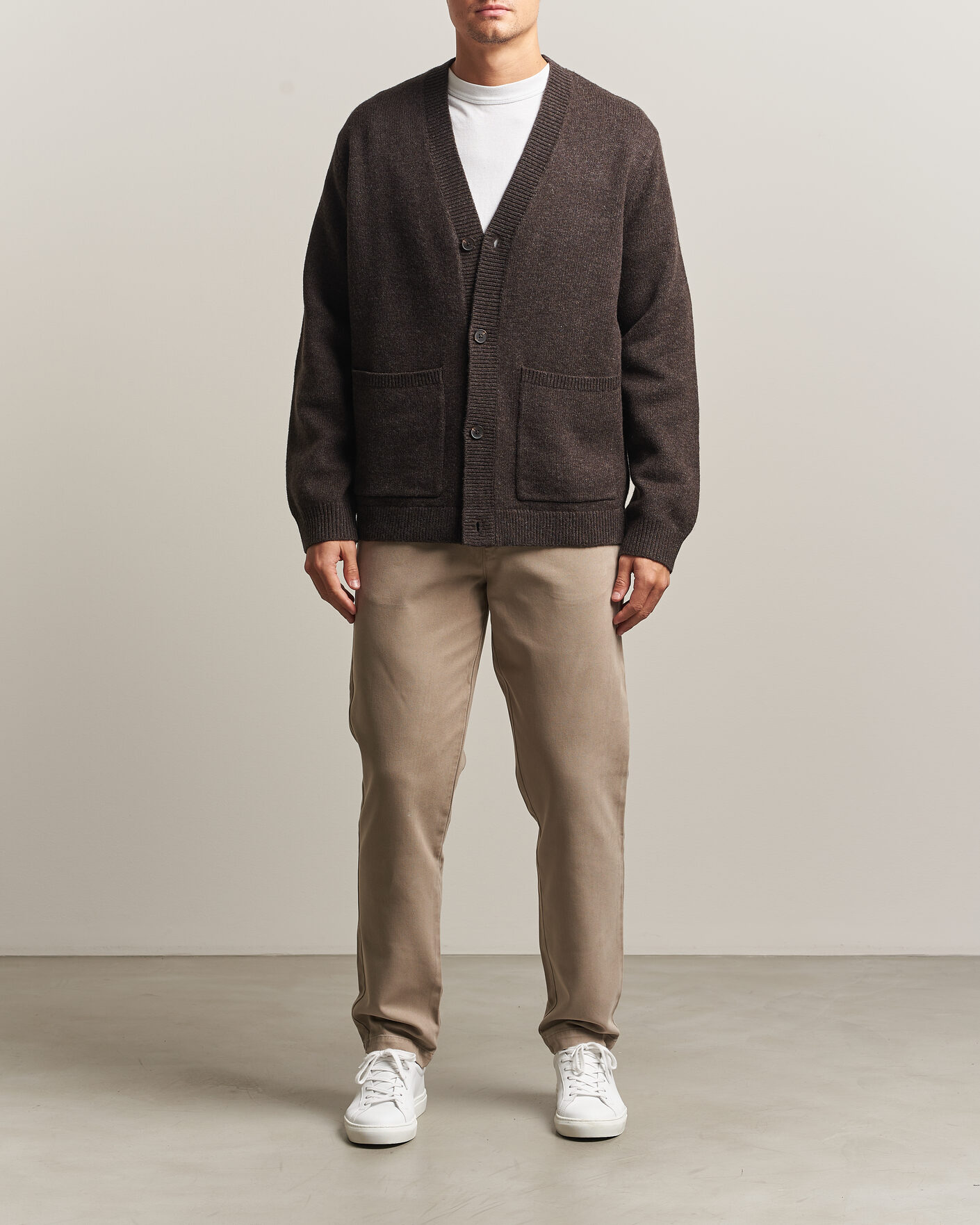 Hombres | Jerséis y prendas de punto | A Day's March | Jarrow Lambswool Cardigan Dark Brown