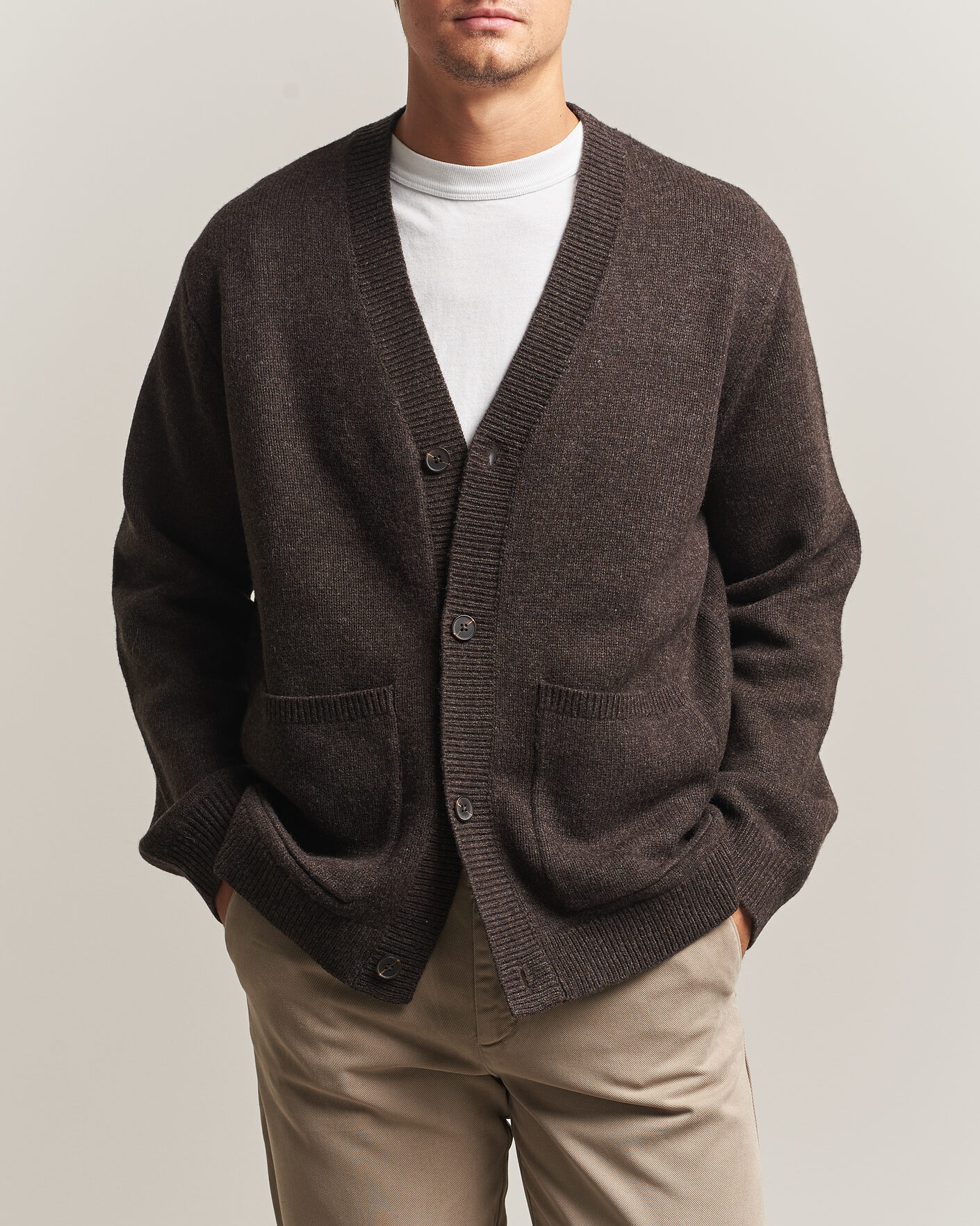 Hombres | Jerséis y prendas de punto | A Day's March | Jarrow Lambswool Cardigan Dark Brown
