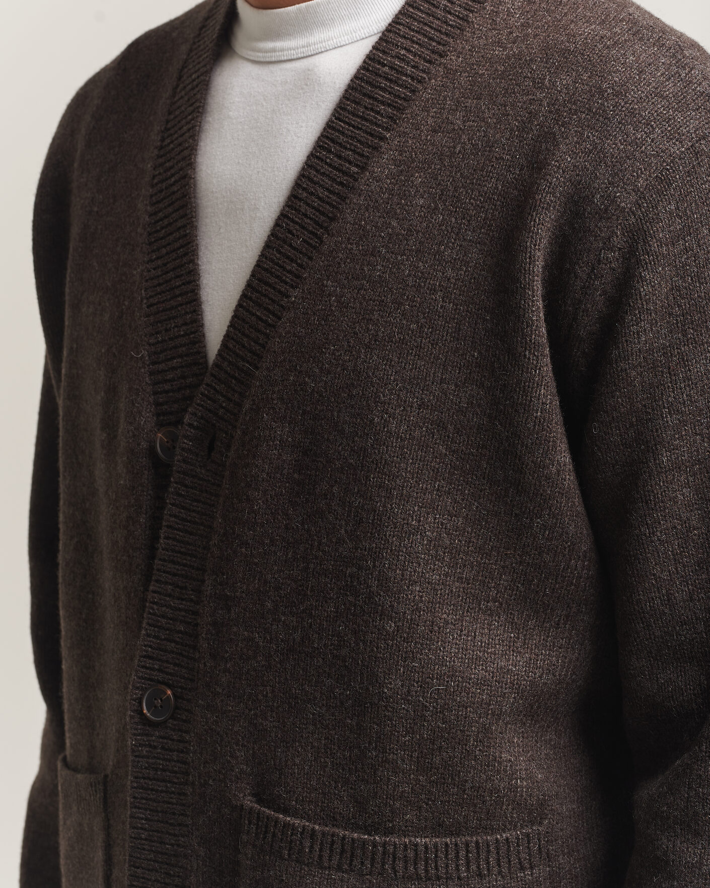Hombres | Jerséis y prendas de punto | A Day's March | Jarrow Lambswool Cardigan Dark Brown