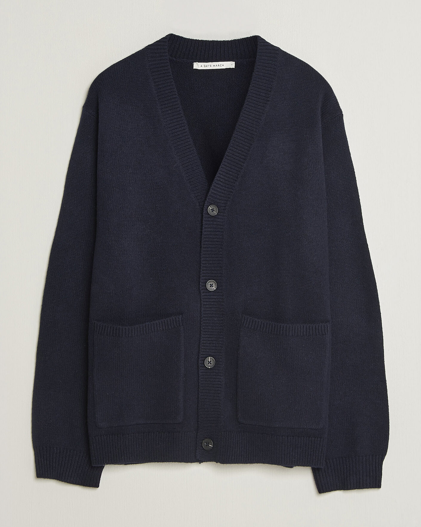Hombres | Jerséis y prendas de punto | A Day's March | Jarrow Lambswool Cardigan Navy