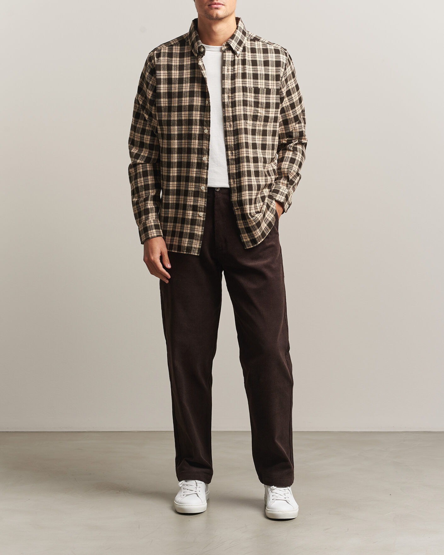 Hombres | Pantalones | A Day's March | Redwood Corduroy Trousers Dark Brown