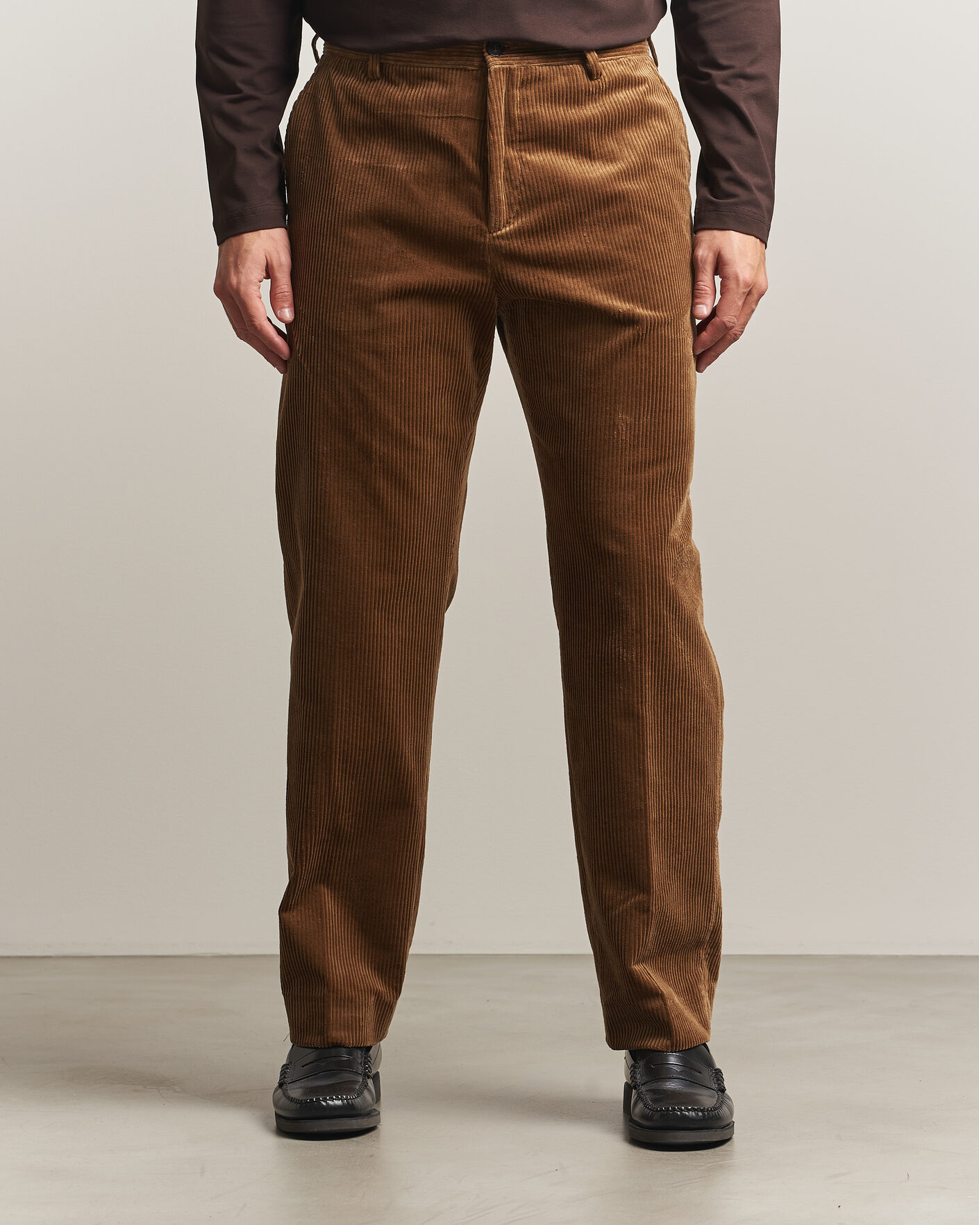 Hombres | Pantalones | Filippa K | Julian Corduroy Chino Trousers Tobacco