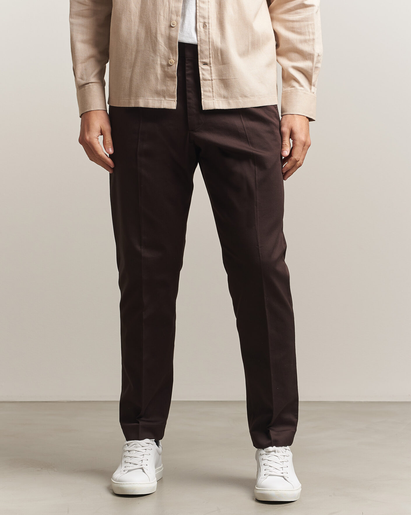 Hombres | Pantalones | NN07 | Bill Pleated Cotton Chinos Deep Truffle