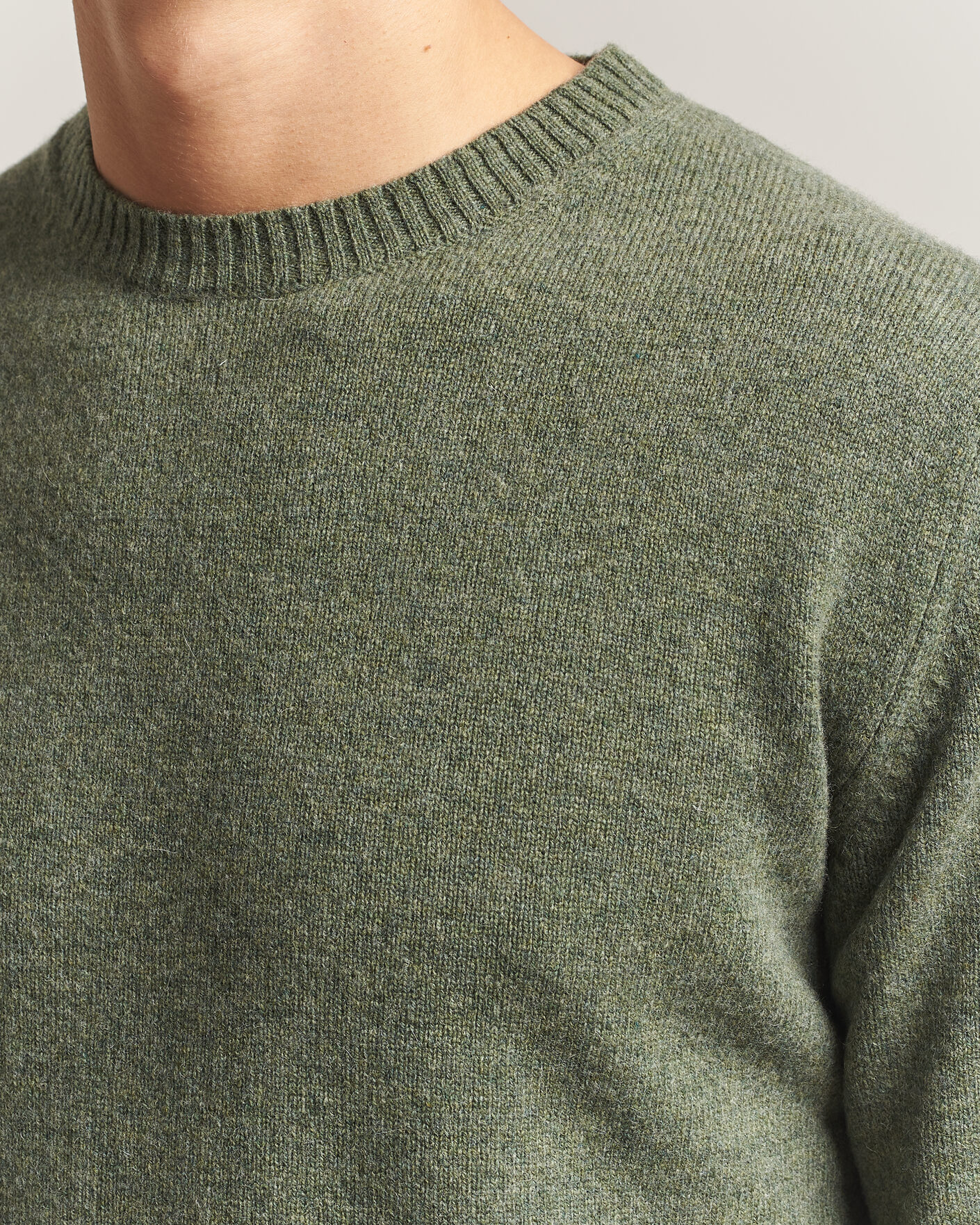 Hombres | Jerséis y prendas de punto | Stenströms | Knitted Lambswool Crew Neck Light Army Green Melange