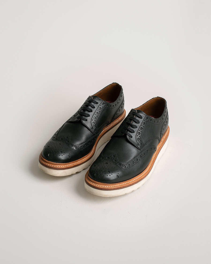 Hombres | Grenson Archie Brogue Derby Wedge Sole Black Calf | Pre-owned | Grenson Archie Brogue Derby Wedge Sole Black Calf