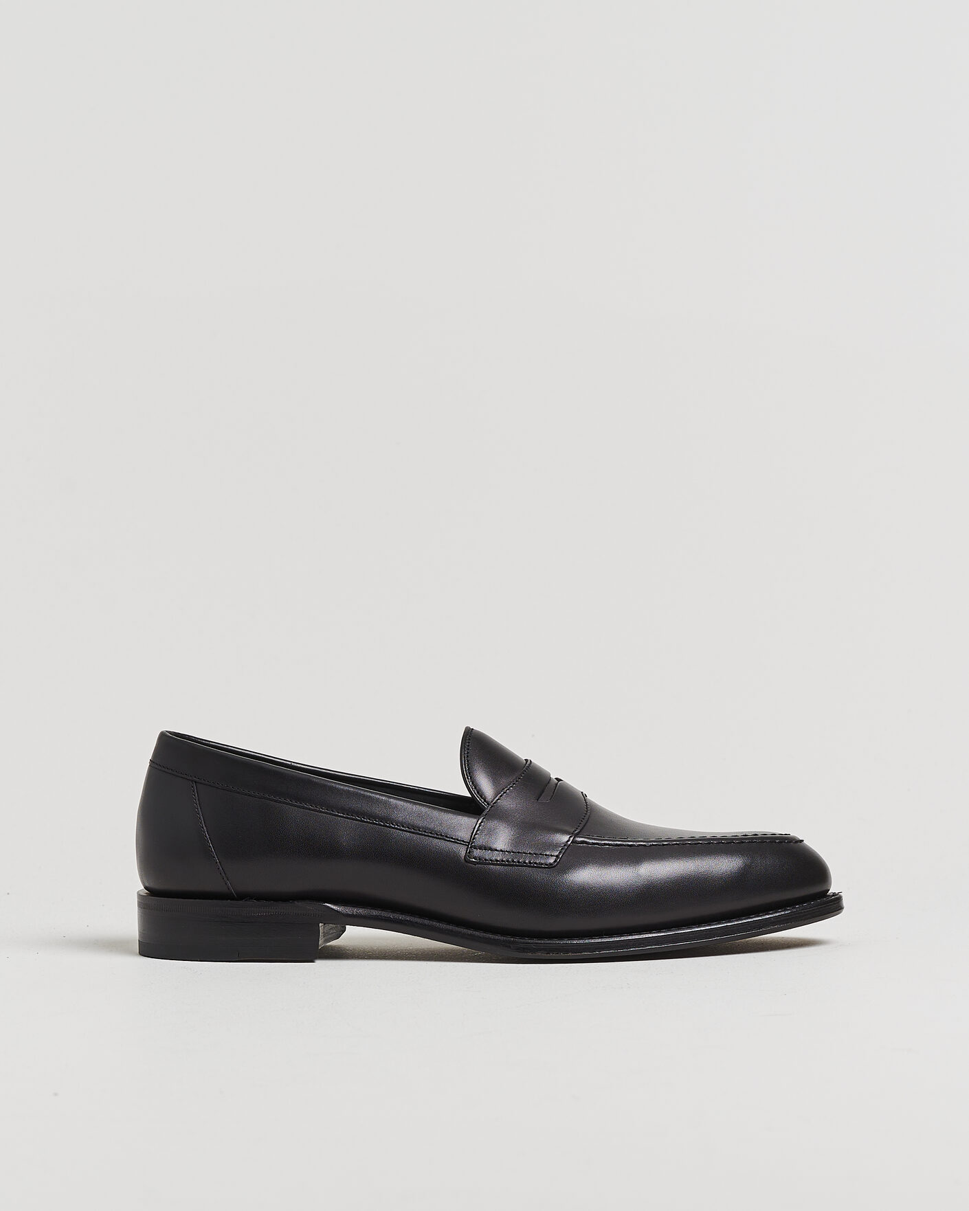 Hombres | Pre-owned Zapatos cosidos a mano | Pre-owned | Loake 1880 Hornbeam Eco Penny Loafer Black Calf UK10 - EU44